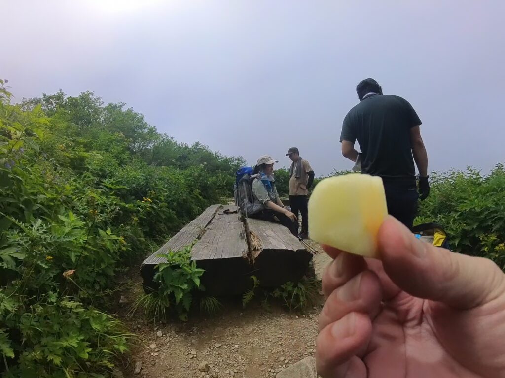 甚之助避難小屋手前のベンチ